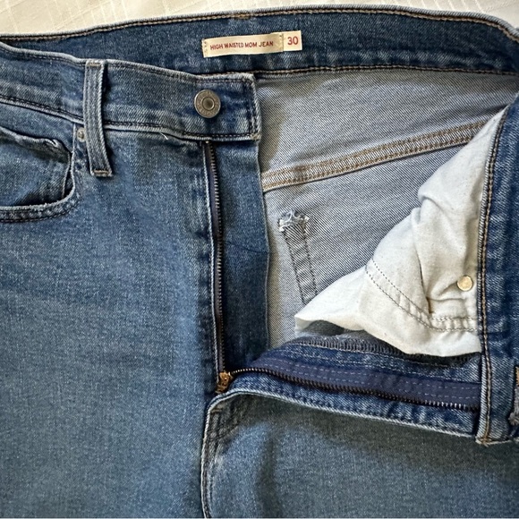 Levi's Mom Jean High Waisted Women's 30 Medium Blue Stretch Denim Distressed - Picture 6 of 12